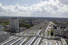 903193 Overzicht van het emplacement en het zuidelijke deel van het Centraal Station te Utrecht, vanaf de 21e ...